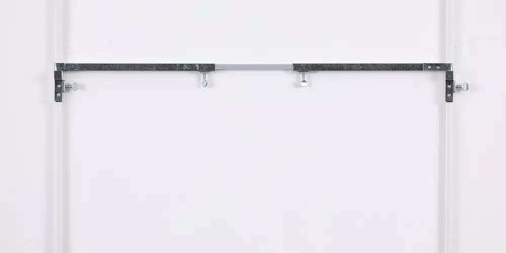 A spacer rod used to keep the hanging rods apart.