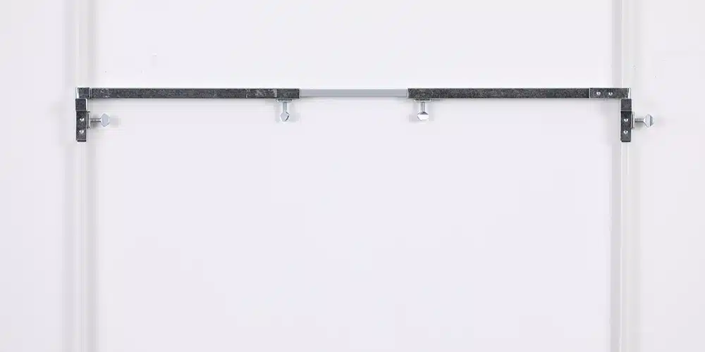 A spacer rod used to keep the hanging rods apart.